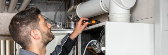 Flue gas analysis on heating systems with flue gas measuring instrument testo 300 NEXT LEVEL