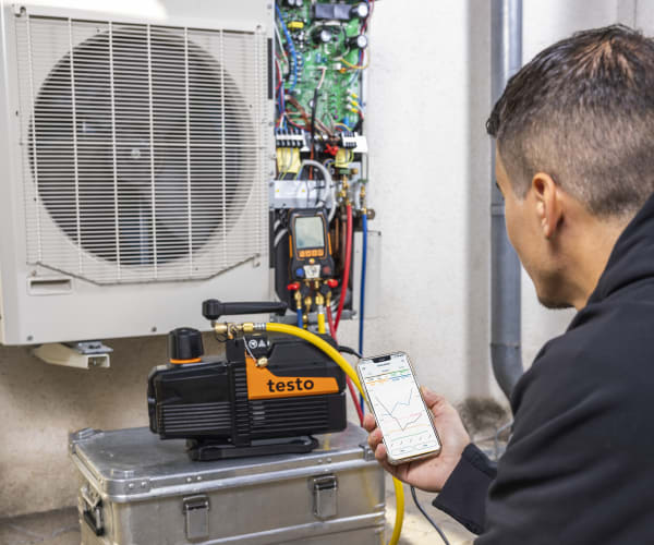 Evacuating refrigeration systems with vacuum gauges from Testo