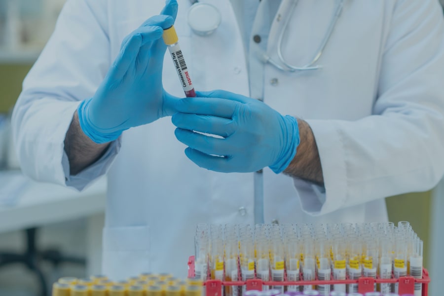 Blutanalyse wird überwacht mit testo Saveris 1. 