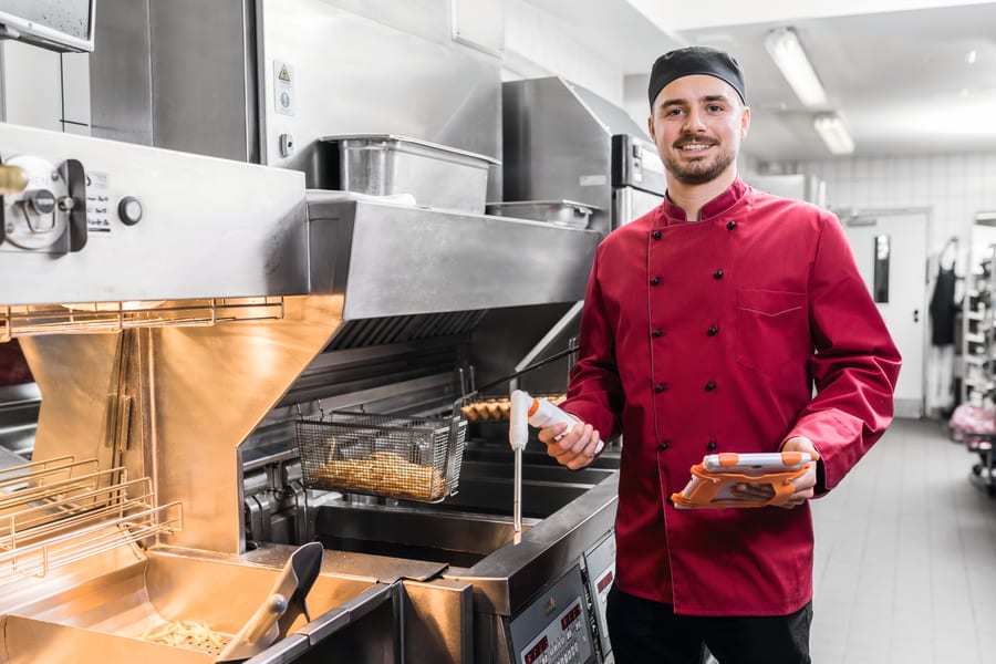 Ölçüm aletleriyle fritöz başında çalışanlar