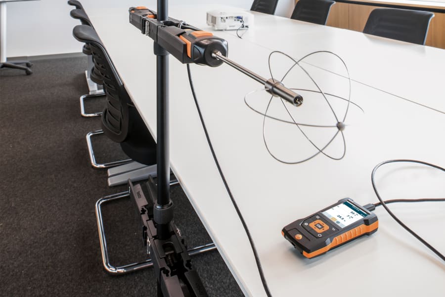testo 440 風速・ IAQ 測定器を使用して室内空気質を測定