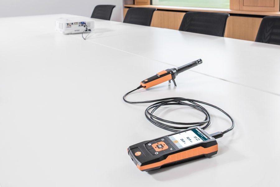 testo 440 風速・ IAQ 測定器を使用して室内空気質を測定