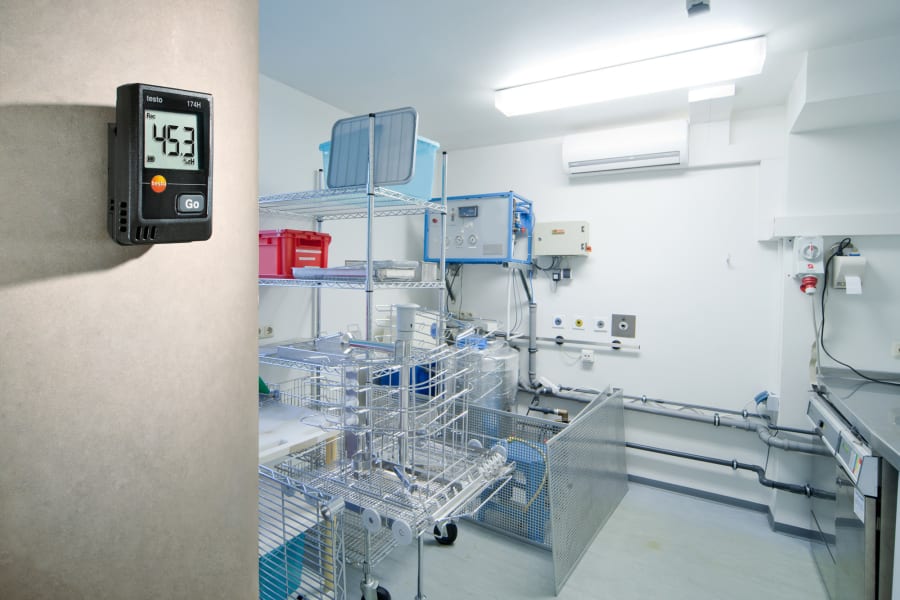 The testo 174 H data logger monitors a storage room in a hospital