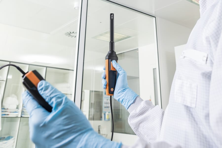 多機能風速・IAQ測定器testo 440で湿度と温度を測定。