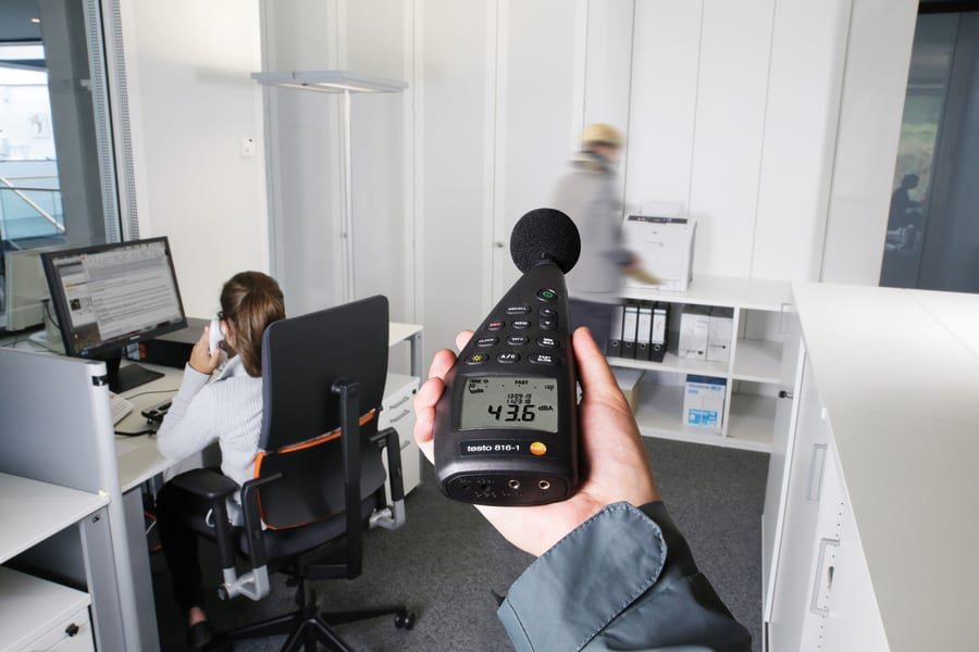 Measuring sound levels in the workplace with the testo 816-1