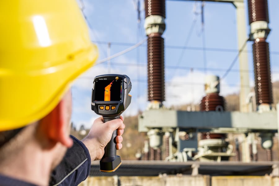 Checking engines with thermal imaging cameras
