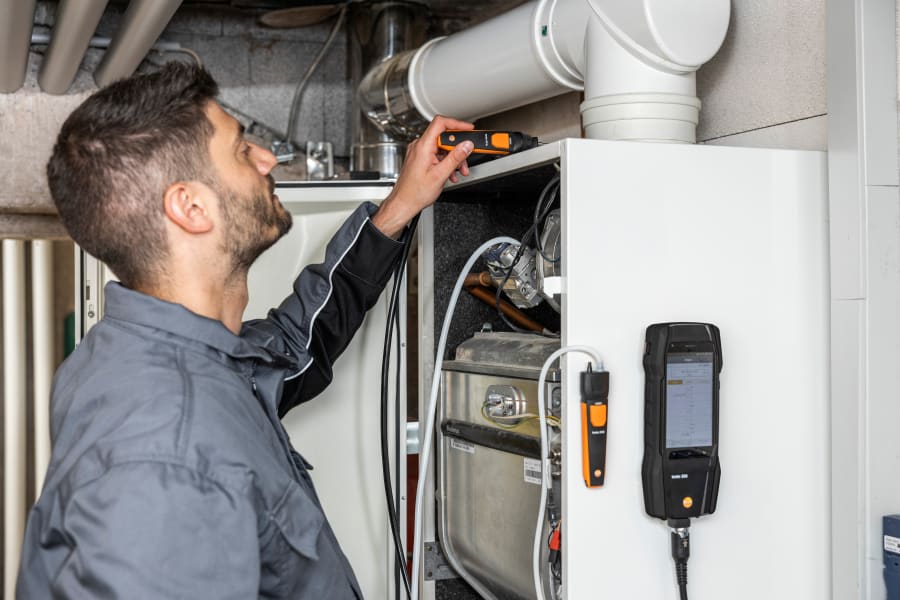 Flue gas analysis on heating systems with the flue gas analyser testo 300 NEXT LEVEL