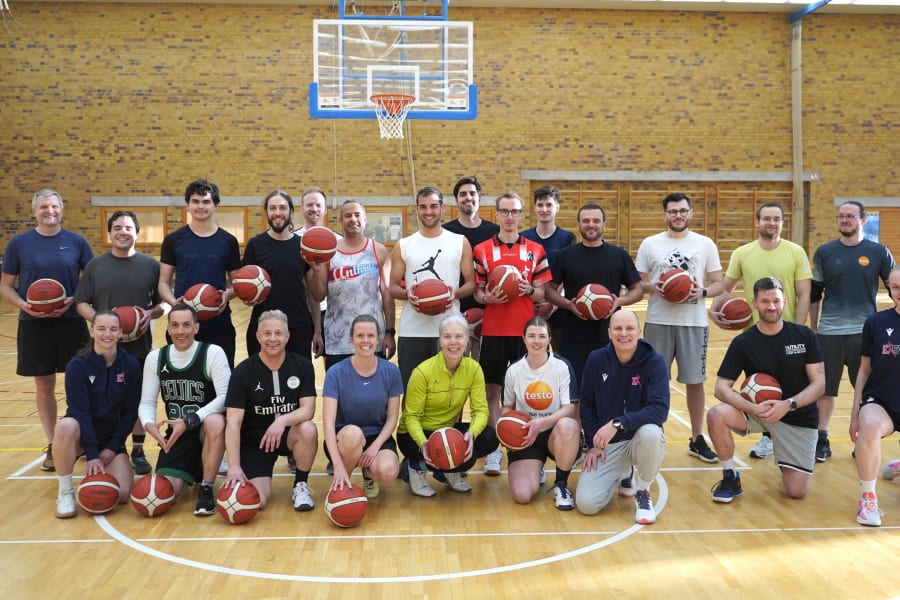 Mitarbeiter des Messtechnikspezialist trainieren mit zwei Spielerinnen der USC Eisvögel.