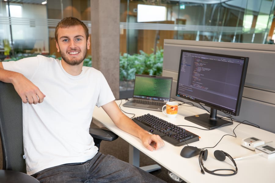 Fundierte Kenntnisse im Umgang mit Künstlicher Intelligenz ist für angehende Fachkräfte und auch für Unternehmen selbst mittlerweile eine zentrale Kompetenz. Mit dem neuen Studiengang Data Science & Künstliche Intelligenz investiert Testo gezielt in diese Fähigkeiten.