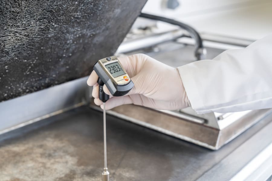 Mesurer la température de surface avec le thermomètre de surface testo 905-T2