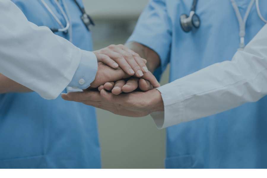 Personel laboratorium pobiera próbki z lodówki