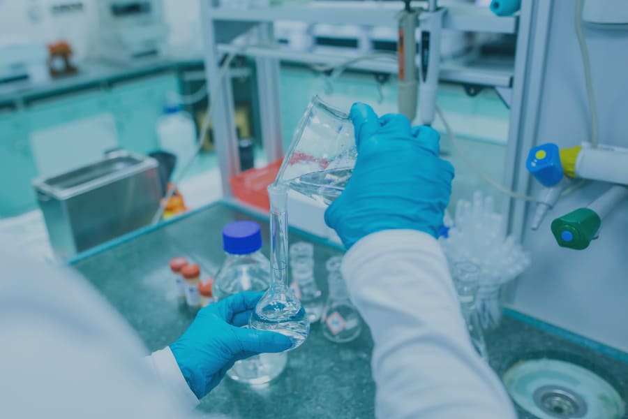 Labormitarbeiter entnehmen Proben aus einem Kühlschrank