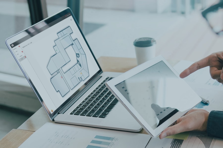 testo Saveris 1 software on a laptop and a tablet.