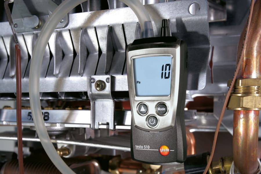 Ablesen von Gasanschluss- und Düsendruck am testo 510