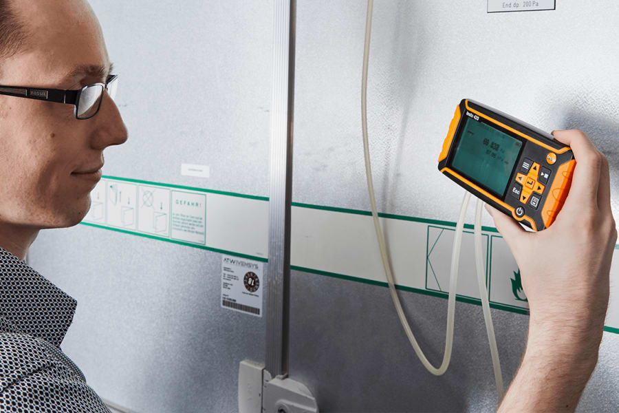 Measuring differential pressure at the filter in the cleanroom