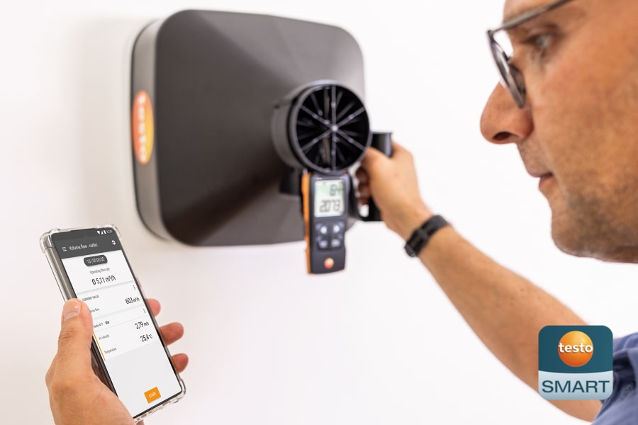 Anemometer z lopaticami in merilnimi lijaki