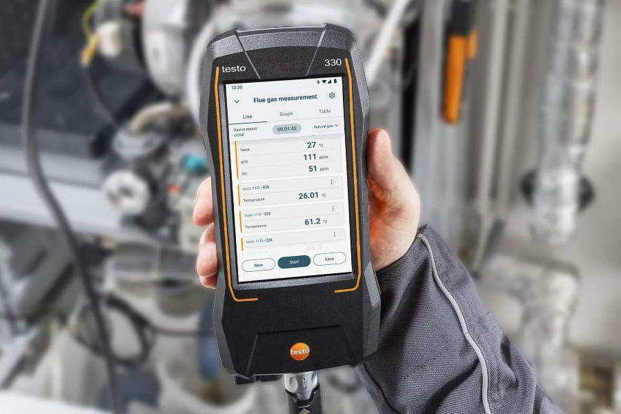 5.5" touchscreen of the testo 330 flue gas analyzer