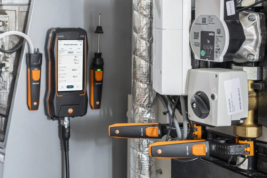 Parallel measurement with testo 330 flue gas analyzer and testo Smart Probes