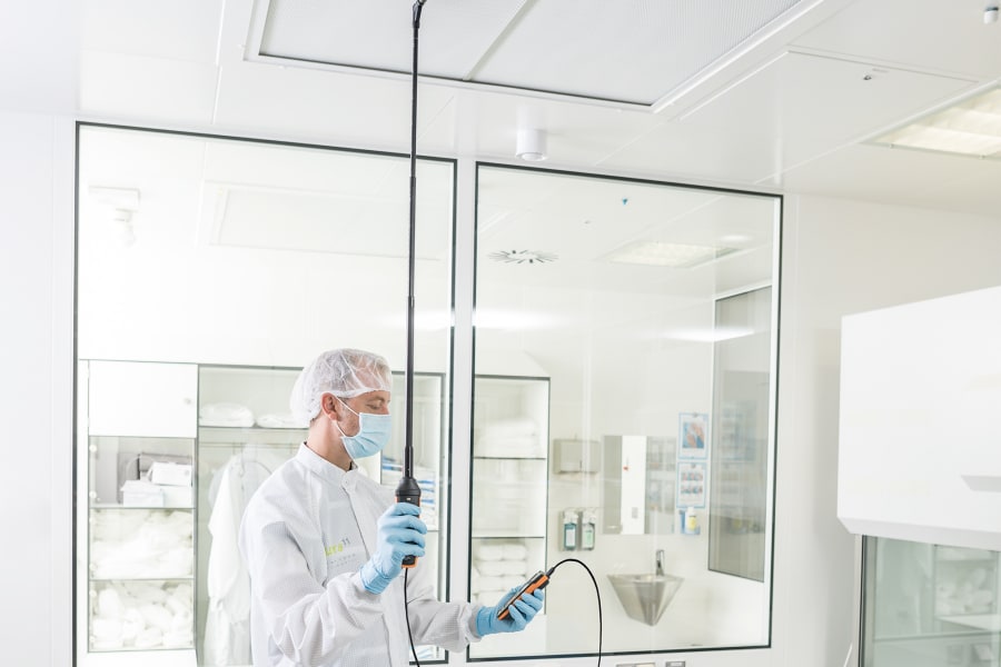 Measurements in laboratories and cleanrooms with the testo 440 air velocity and IAQ measuring instrument