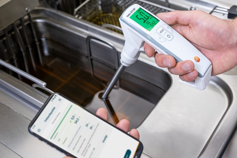 Frying oil tester with app connection for measuring directly in hot oil testo 270 BT