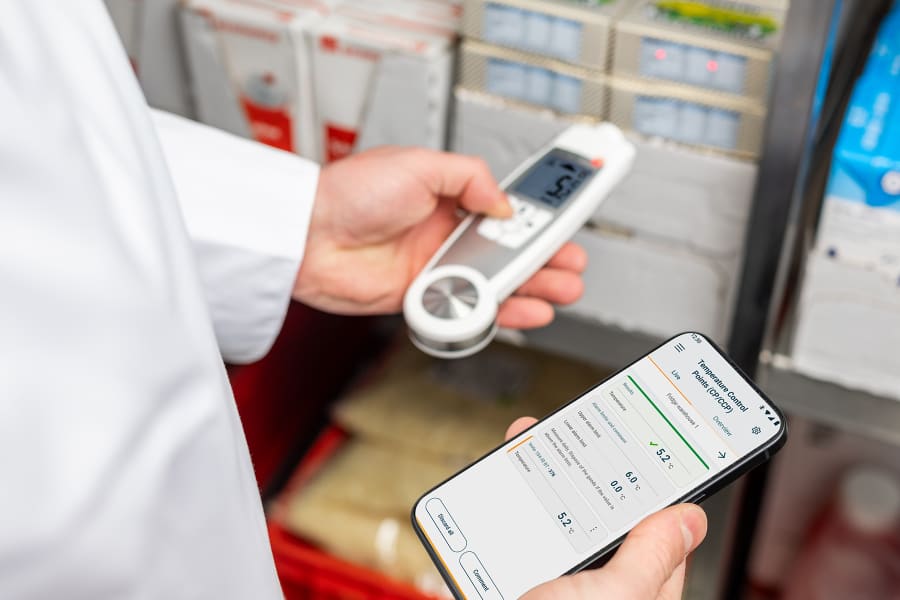 Infrared and penetration thermometer with app connection testo 104-IR BT