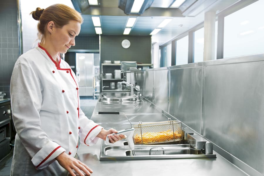 Determinación de la calidad del aceite de fritura con un medidor del aceite culinario