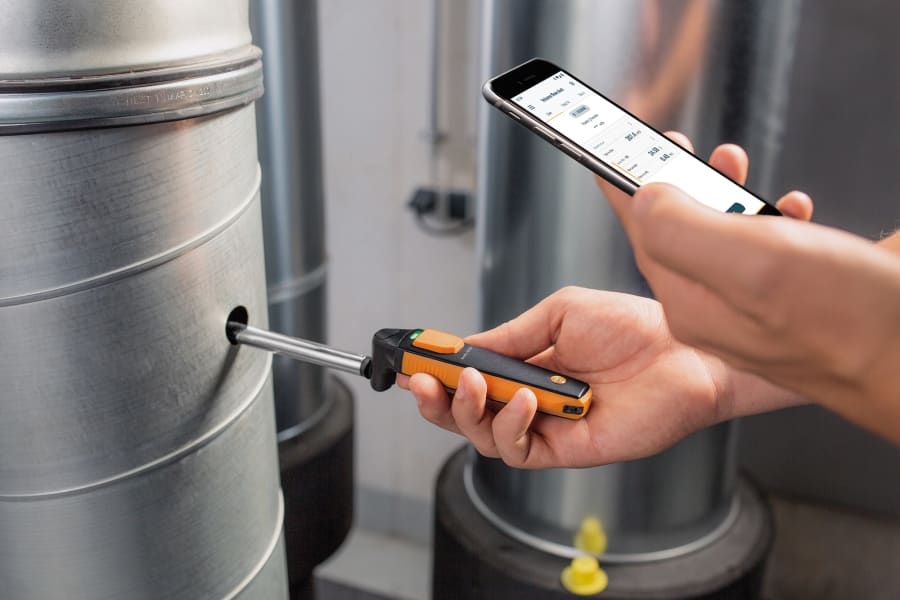 Thermo anemometer with smartphone connection