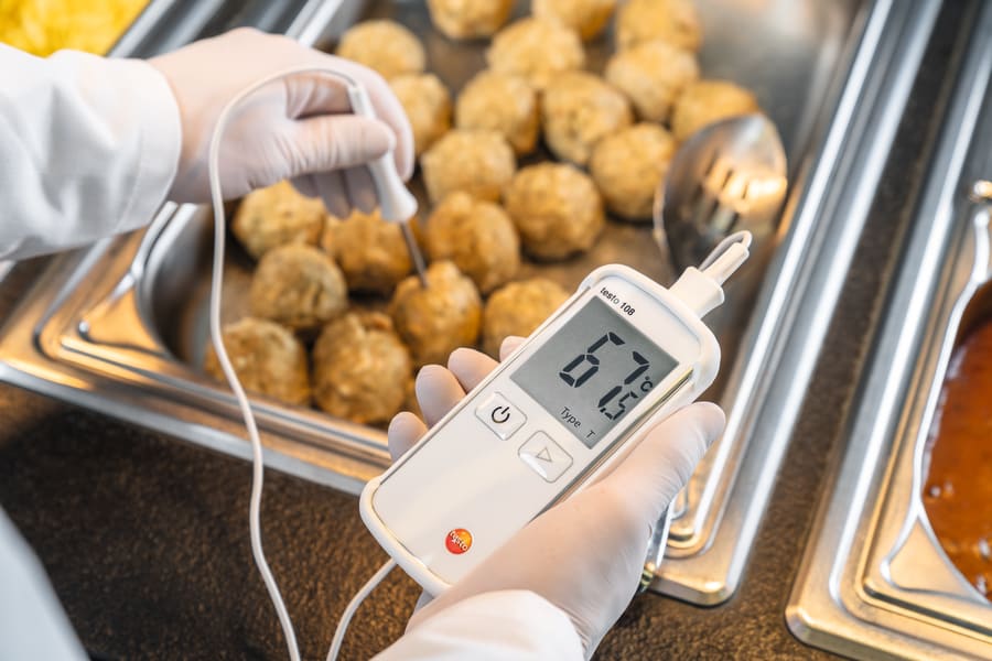 Measure humidity and temperature with the multifunctional testo 440 air velocity and IAQ measuring instrument.