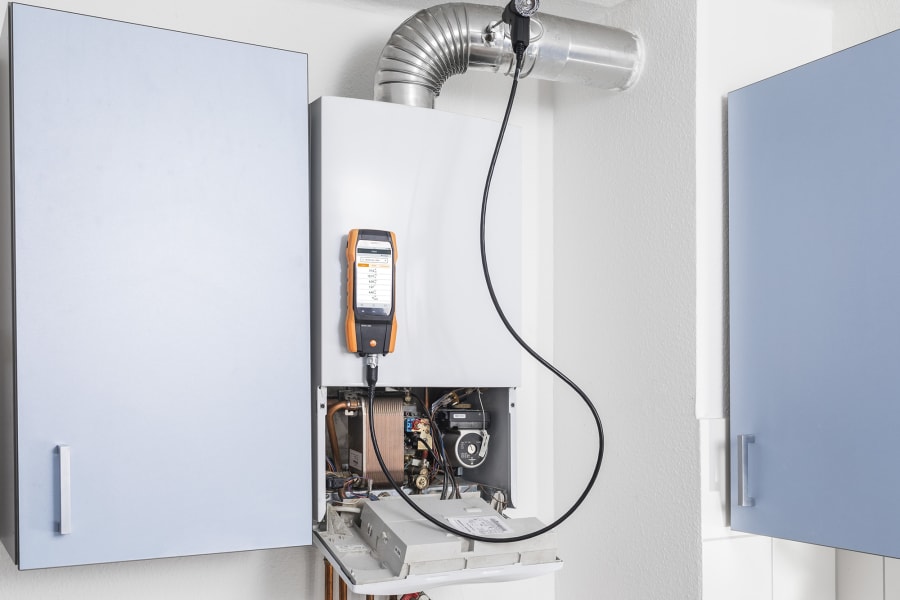 Einstellarbeiten an Gasfeuerungsanlagen mit dem Abgas-Analysegerät testo 300