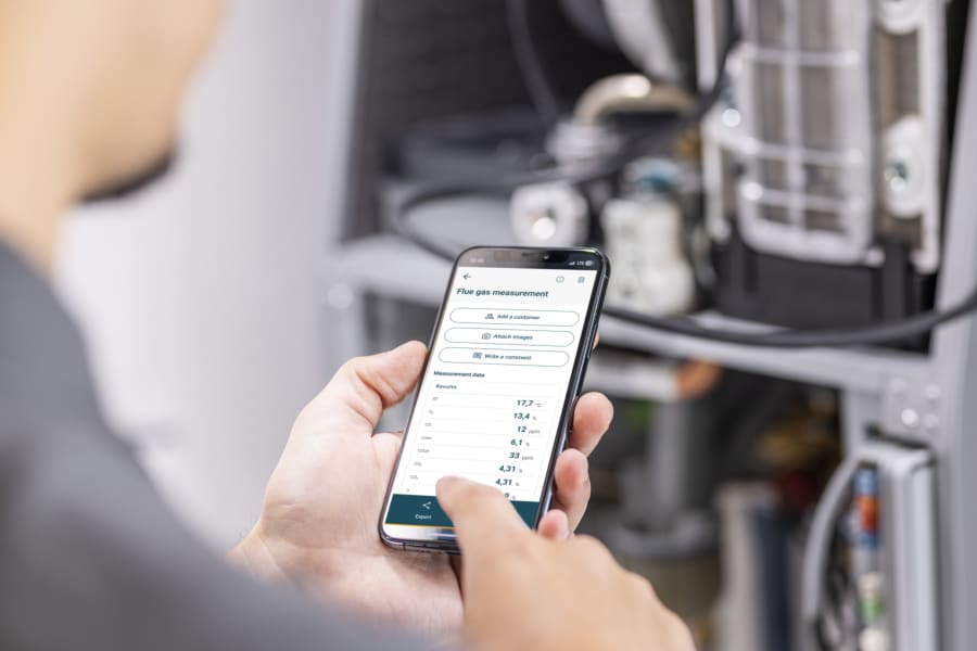 testo 300 NEXT LEVEL flue gas analyzer and testo Smart App