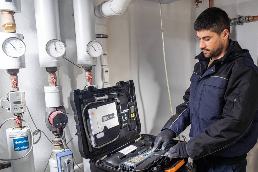 Inspect gas lines with the testo 324 pressure and leak meter