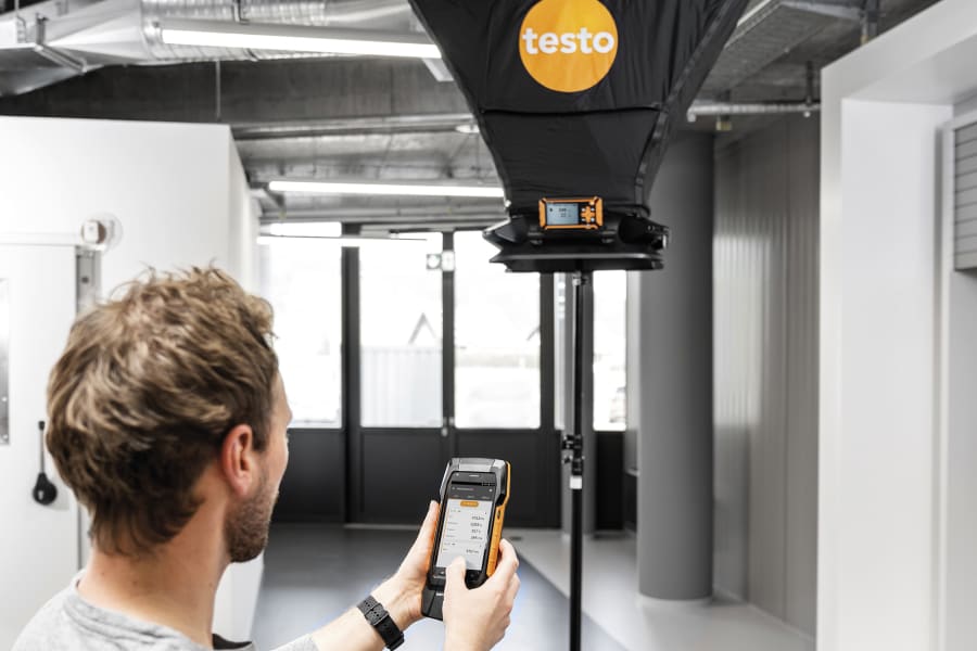 Pomiar na dużych kratkach wentylacyjnych za pomocą balometru testo 420 oraz miernika testo 400