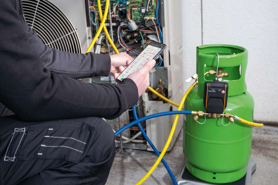 Kälteanlagen befüllen mit Kältemittelwaage testo 560i
