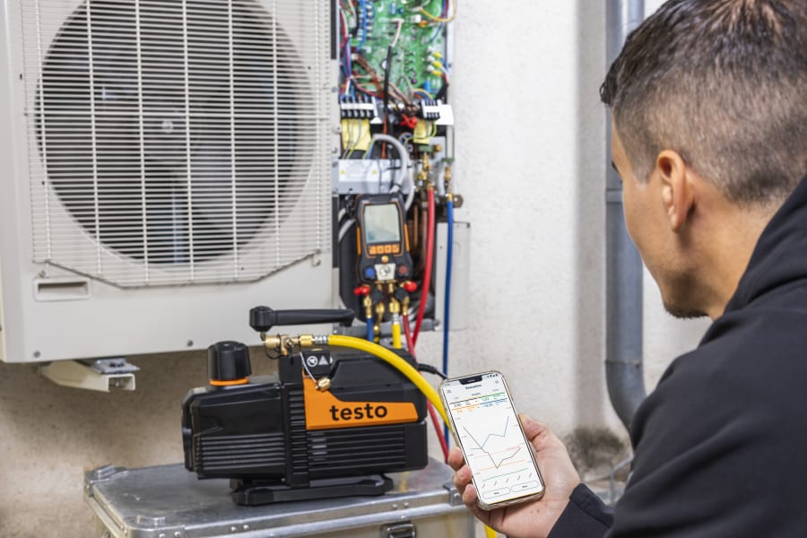Evacuating refrigeration systems with vacuum gauges from Testo