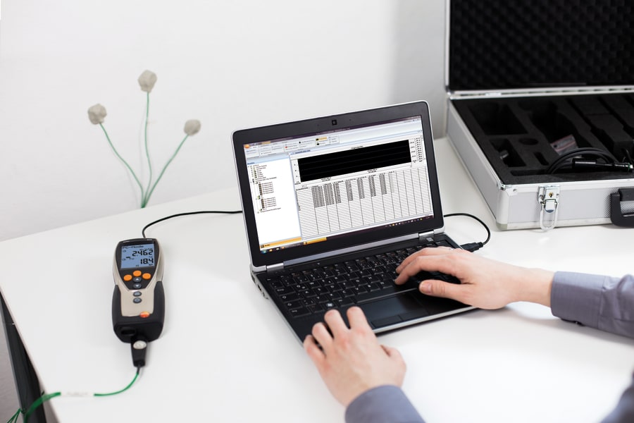 Mit der Software testo ComSoft lässt sich die Entwicklung des U-Wertes in Echtzeit nachverfolgen.