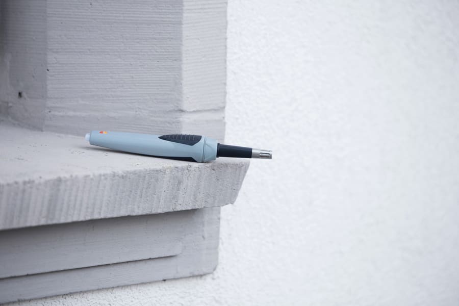 Über einen Funkfühler wird die Außentemperatur an das testo 635 übertragen.