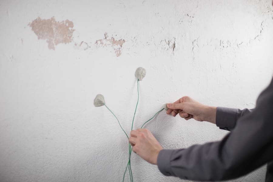 Über den U-Wert-Fühler wird sowohl die Temperatur der Wand als auch die Rauminnentemperatur gemessen.