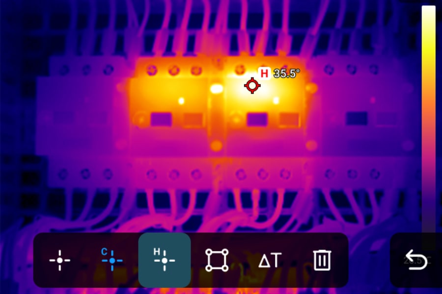 Hőkamera integrált elektronikai adatokkal.