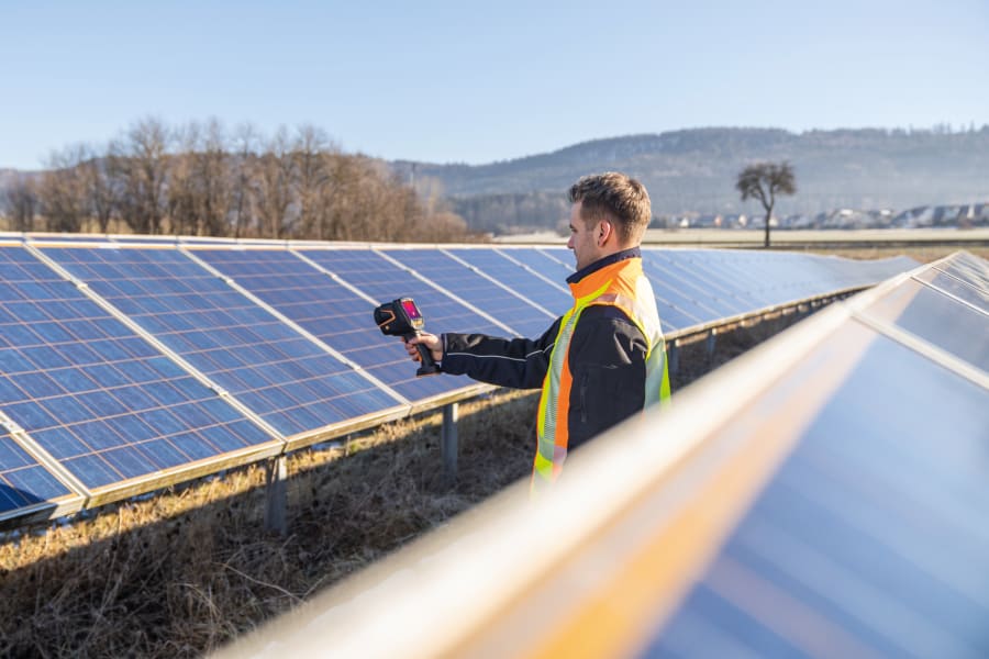 Maintenance of solar parks with thermal imagers from Testo