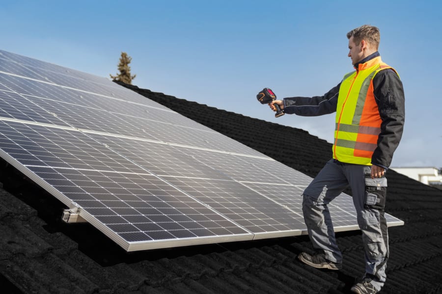 Provjerite solarne sustave za vruće točke pomoću termovizijske kamere tvrtke Testo