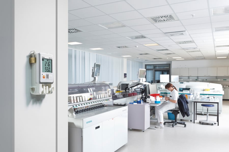 Rejestratory bezprzewodowego systemu rejestratorów danych testo Saveris 2 monitorują i dokumentują wartości klimatyczne w laboratorium szpitalnym
