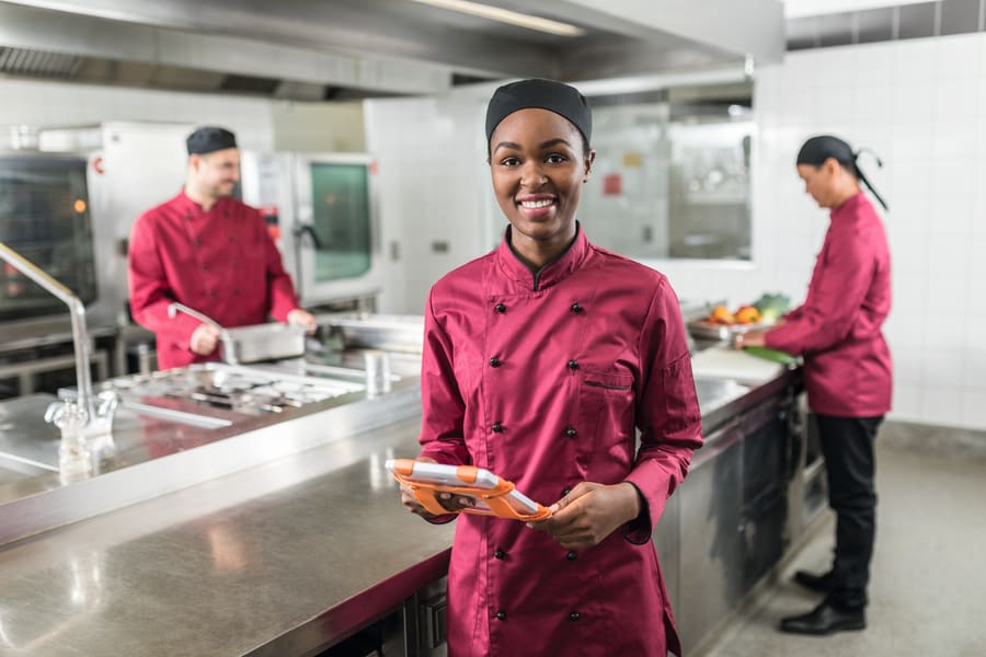 Mitarbeiter prüft Daten auf einem Bildschirm an seinem Schreibtisch