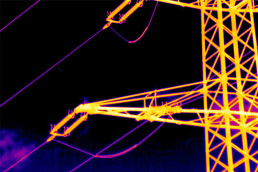 Thermal image of the current loop on a dead-end tower