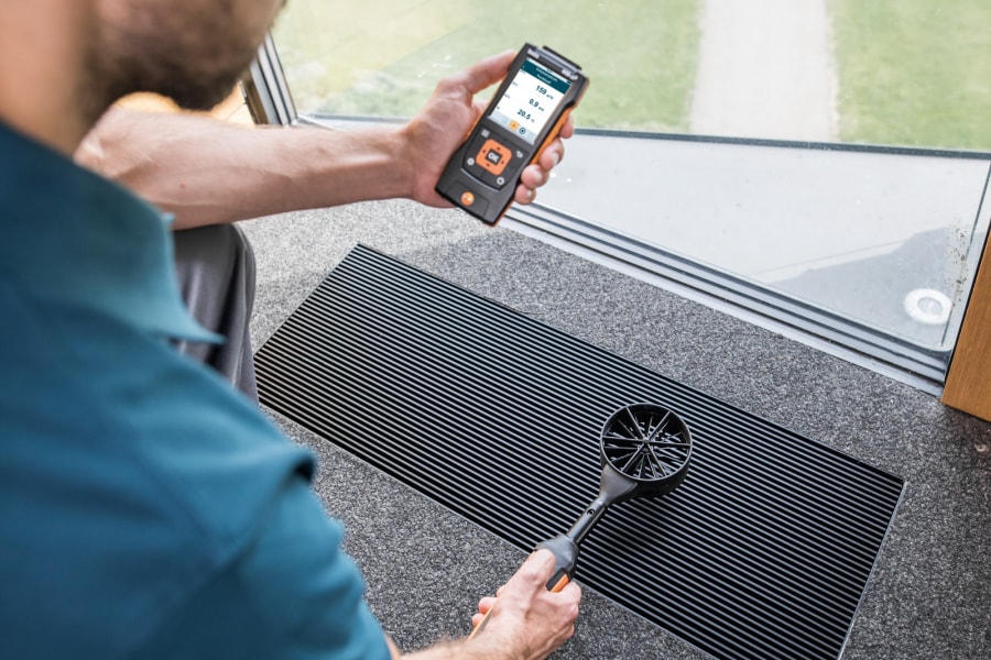 Measuring volume flow at duct outlets