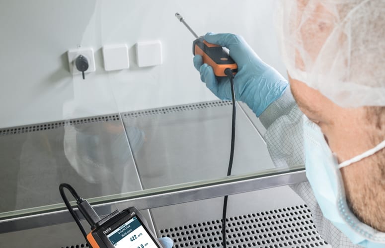Volumetric flow measurement in fume cupboards with fume cupboard probe and testo 440