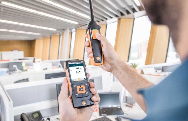 Monitoring of relative humidity in work rooms with humidity probe and testo 440