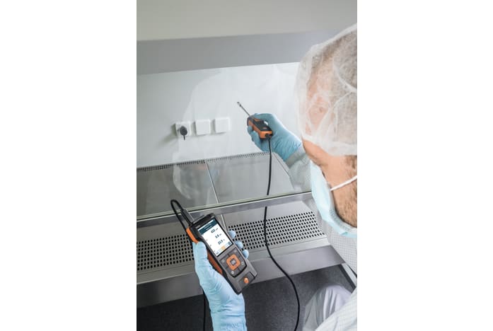 Volumetric flow measurement in fume cupboards with fume cupboard probe and testo 440