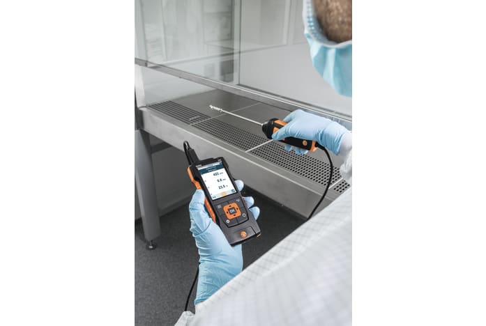 Mesure du débit volumétrique sur les hottes de laboratoire avec la sonde pour hotte de laboratoire et testo 440