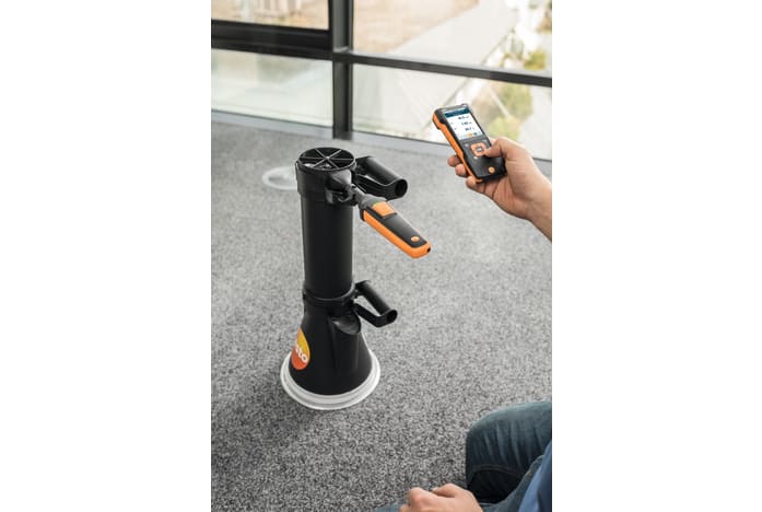 Volumetric flow measurement at swirl outlets with vane probe (&Oslash; 100 mm), volume flow straightener, and testo 440