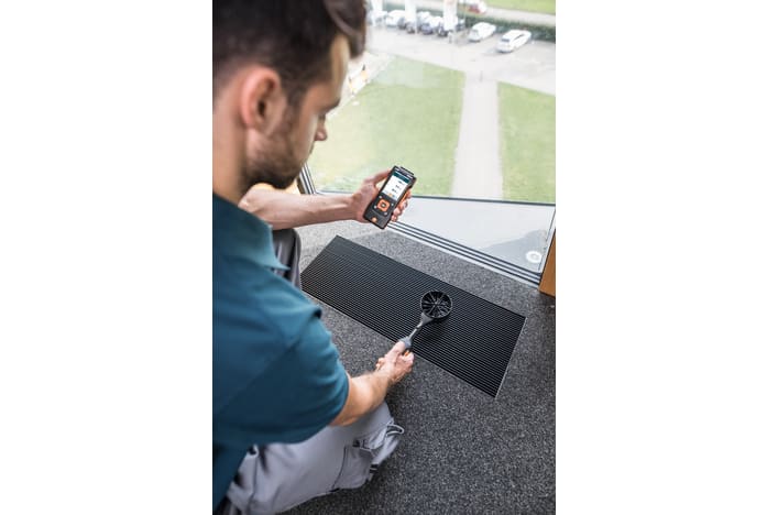 Volumetric flow measurement at at ventilation grilles with vane probe (Ø 100 mm) and testo 440